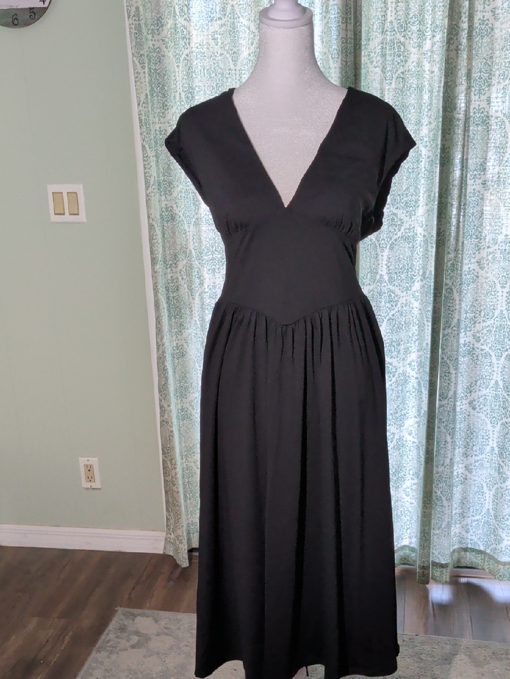 Oys Classic Black V-Neck Midi Dress - Women's